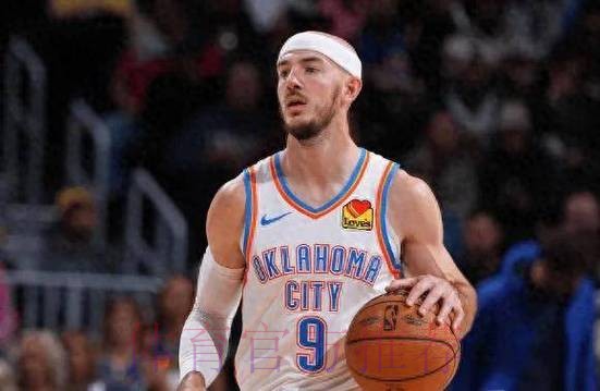 卡鲁索全场出战14分钟,5投3中,三分2中1得到7分1篮板2助攻 卡鲁索全场出战14分钟,5投3中,三分2中1得到7分1篮板2助攻