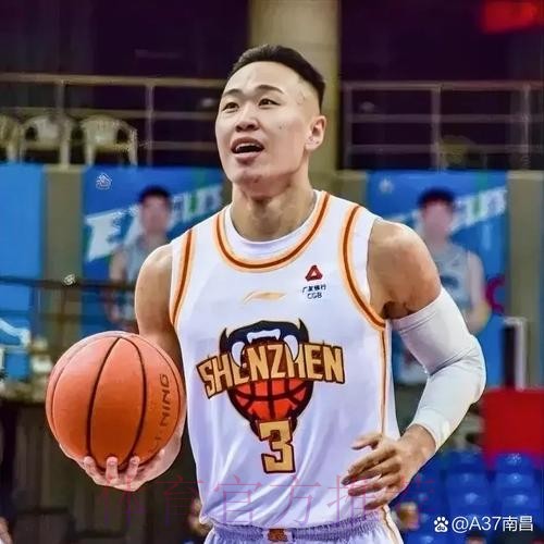 手感火热!贺希宁追身三分命中 手感火热!贺希宁追身三分命中